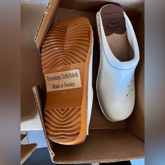 41 Troentorp Clogs | O’Keefe White flower pattern leather fits 10-11 NEW IN BOX - Picture 3 of 9